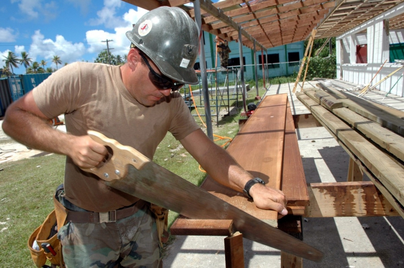 charpentier-MONTAUROUX-min_worker_construction_building_carpenter_male_job_build_helmet-893290